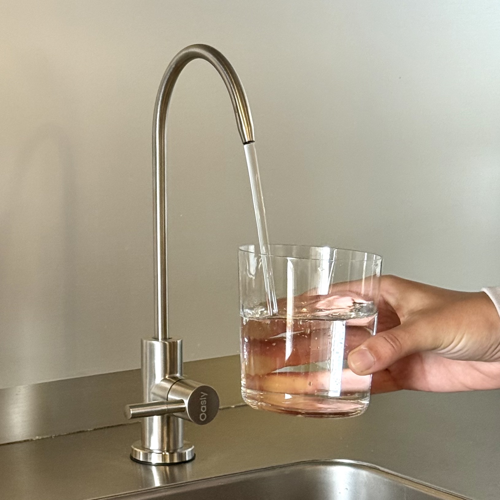 Grifo Oasly estándar en acero cepillado, sirviendo agua filtrada